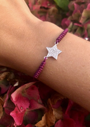 Pulsera charm CÍES en oro blanco de 18K con pavé de diamantes talla brillante e hilo macramé 2