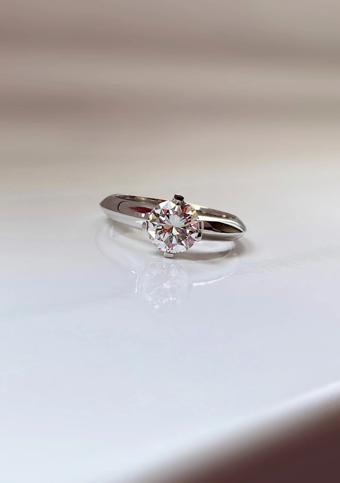 Bague solitaire CORUÑA en or blanc 18K et diamant de 1,22ct.