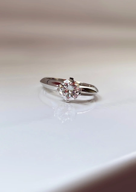 Bague solitaire CORUÑA en or blanc 18K et diamant de 1,22ct.