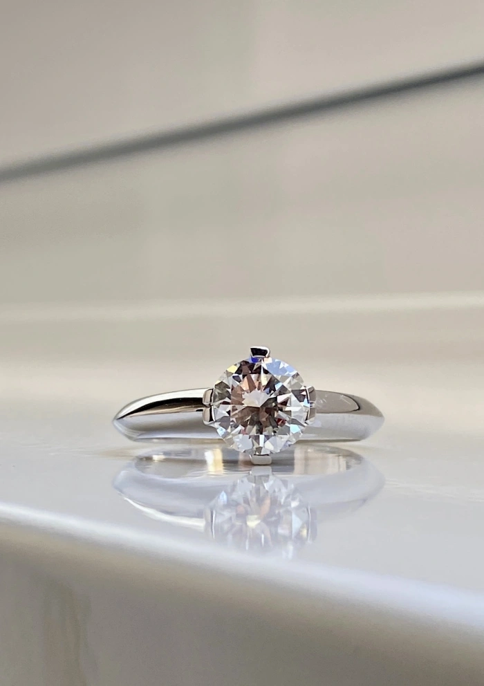 Bague solitaire CORUÑA en or blanc 18K et diamant de 1,22ct.