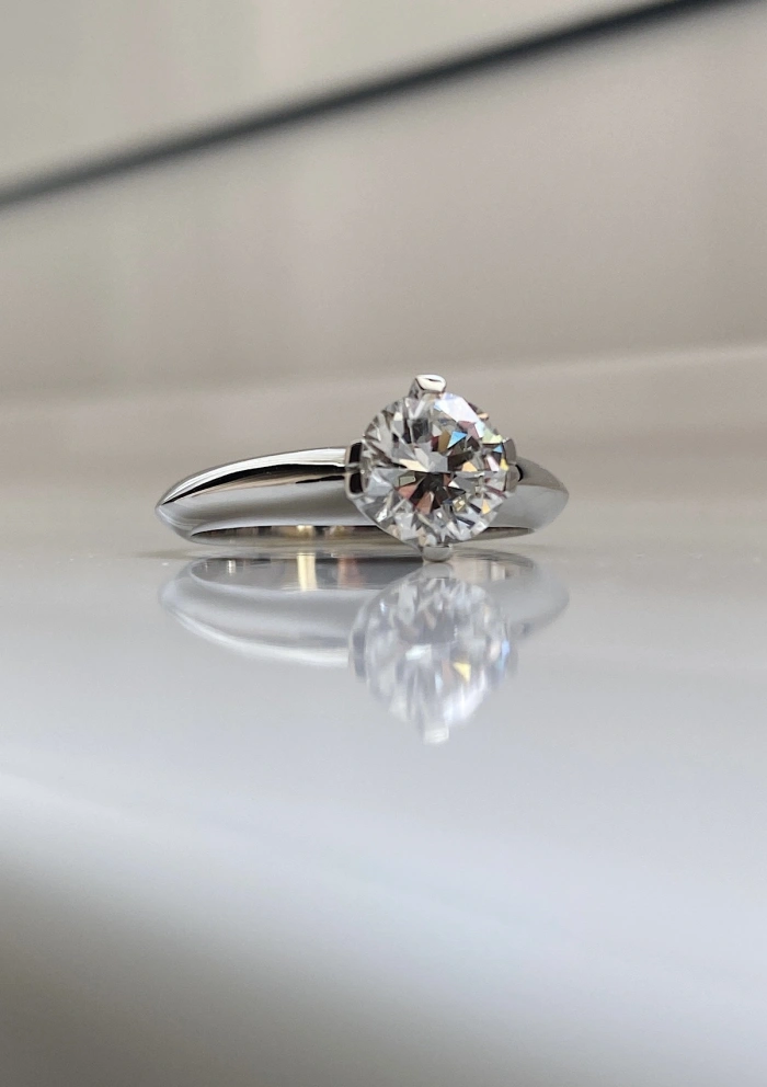 Bague solitaire CORUÑA en or blanc 18K et diamant de 1,22ct.