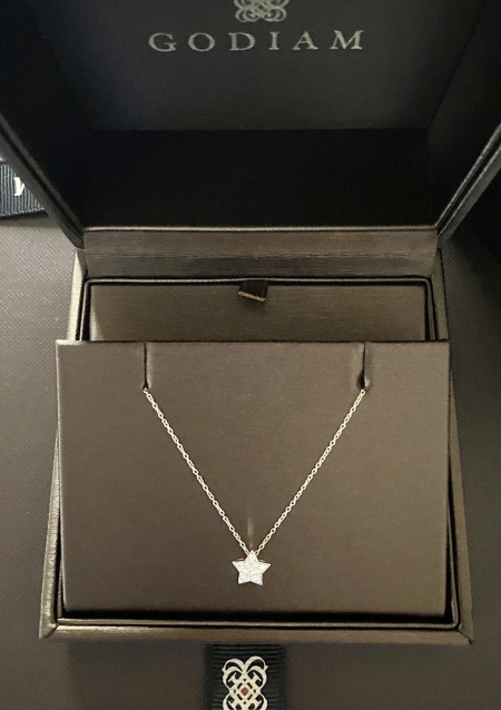 Pendentif ESTRELLA en or 18K et diamants taille brillant.