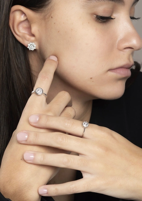 Brincos IRIA em ouro branco 18K e roseta de diamantes.