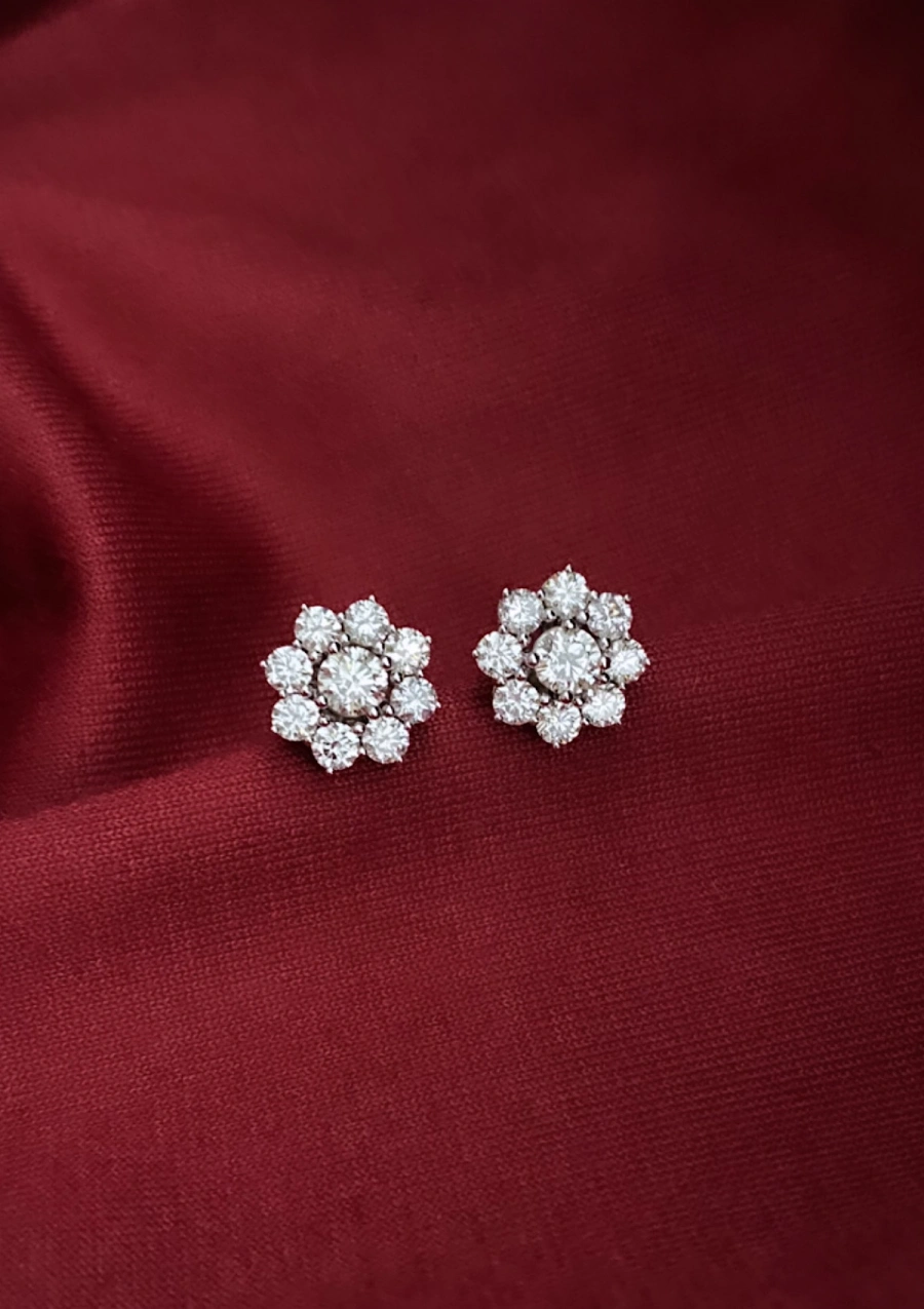 Brincos IRIA em ouro branco 18K e roseta de diamantes.