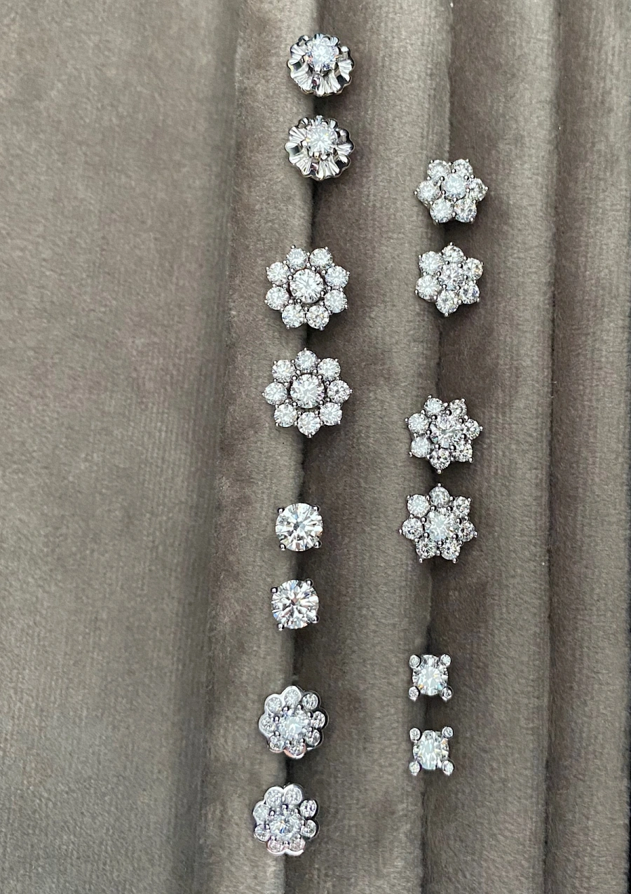 Brincos IRIA em ouro branco 18K e roseta de diamantes.