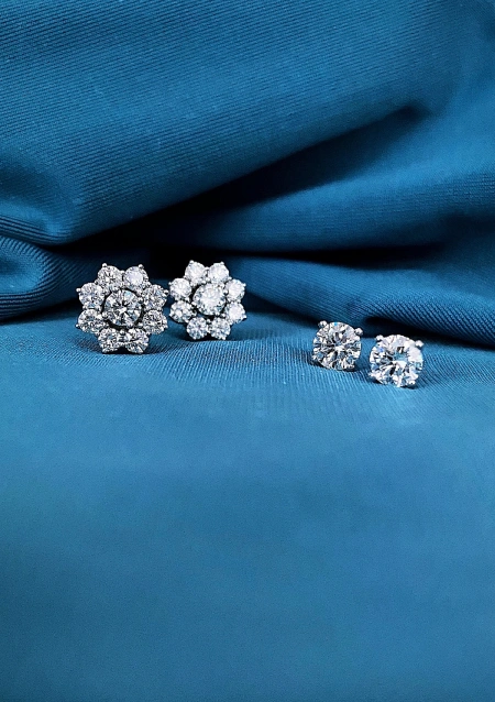 Boucles d'oreilles IRIA or blanc 18K et rosace de diamants.