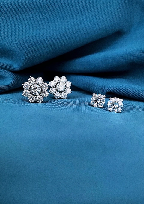 Brincos IRIA em ouro branco 18K e roseta de diamantes.