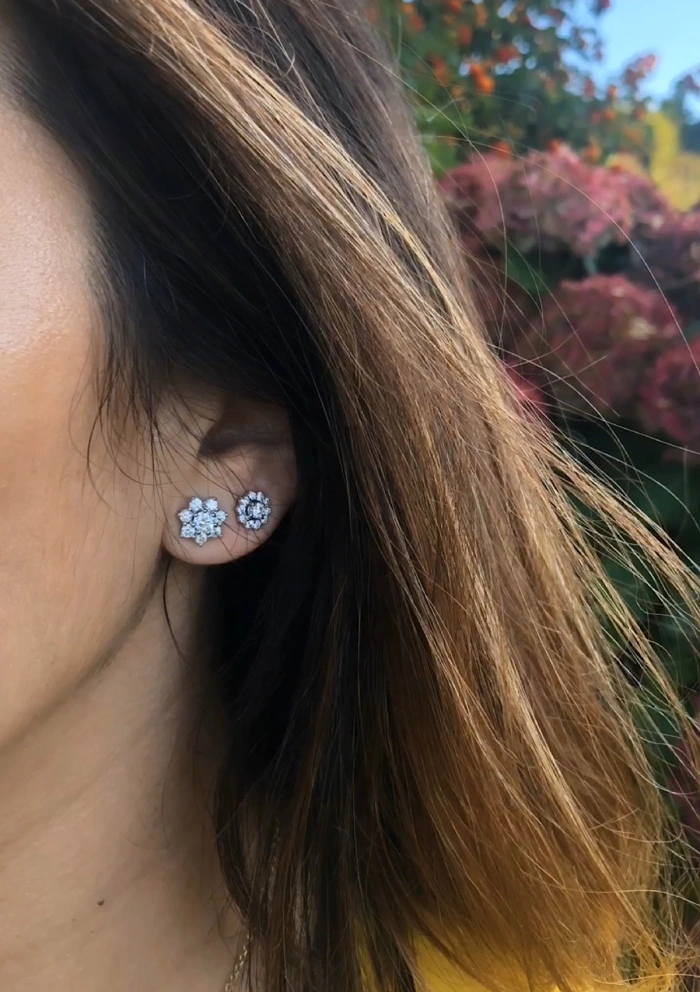 Boucles d'oreilles IRIA or blanc 18K et rosace de diamants.