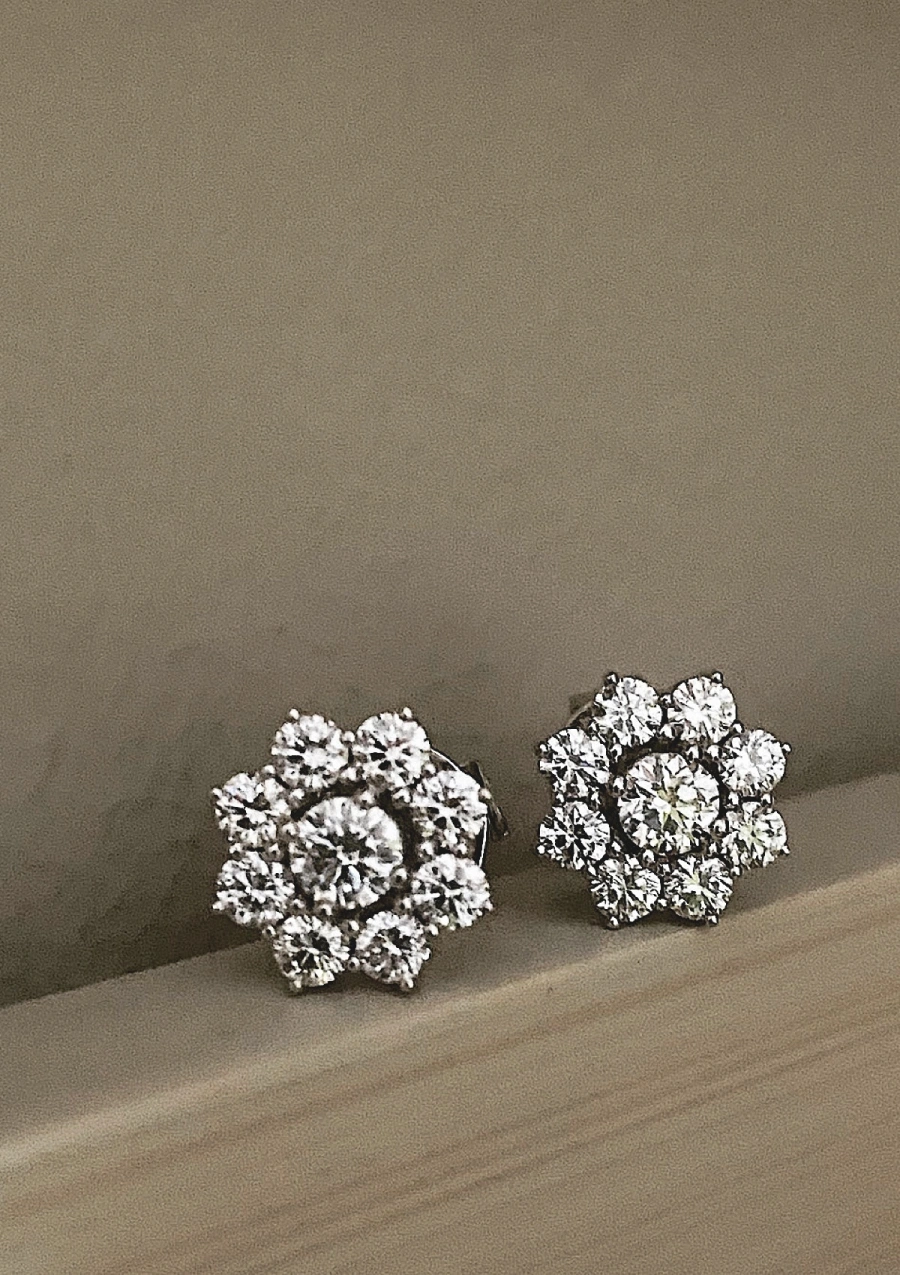 Brincos IRIA em ouro branco 18K e roseta de diamantes.