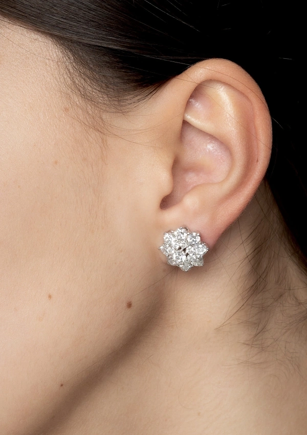 Boucles d'oreilles HORTENSIA en or blanc 18K avec une grande rosette de diamants en trois niveaux 2