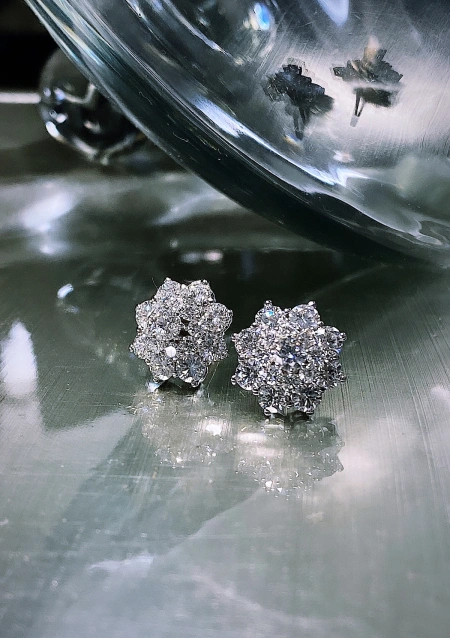 HORTENSIA 18K white gold diamonds 3 height rosette earrings.