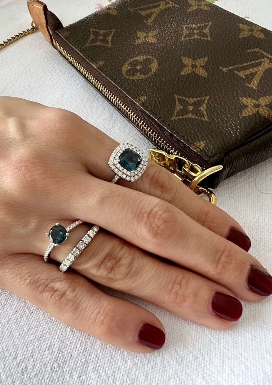 Bague demi alliance CASCAIS en or blanc 18K et 9 diamants.