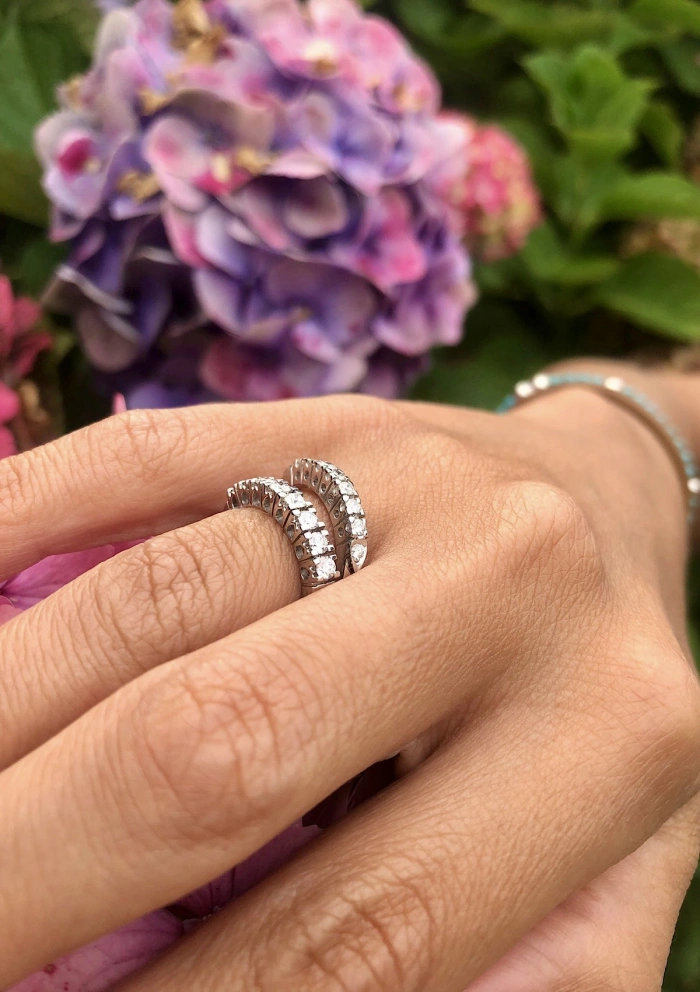 Bague demi alliance CASCAIS en or blanc 18K et diamants.