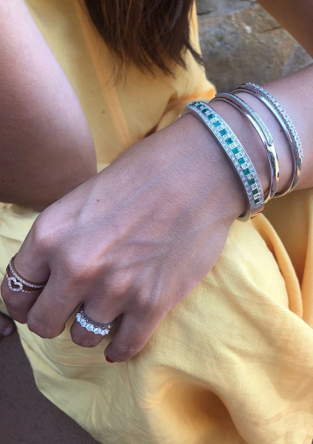 Anel meia aliança PALOMA em ouro branco 18K e diamantes.