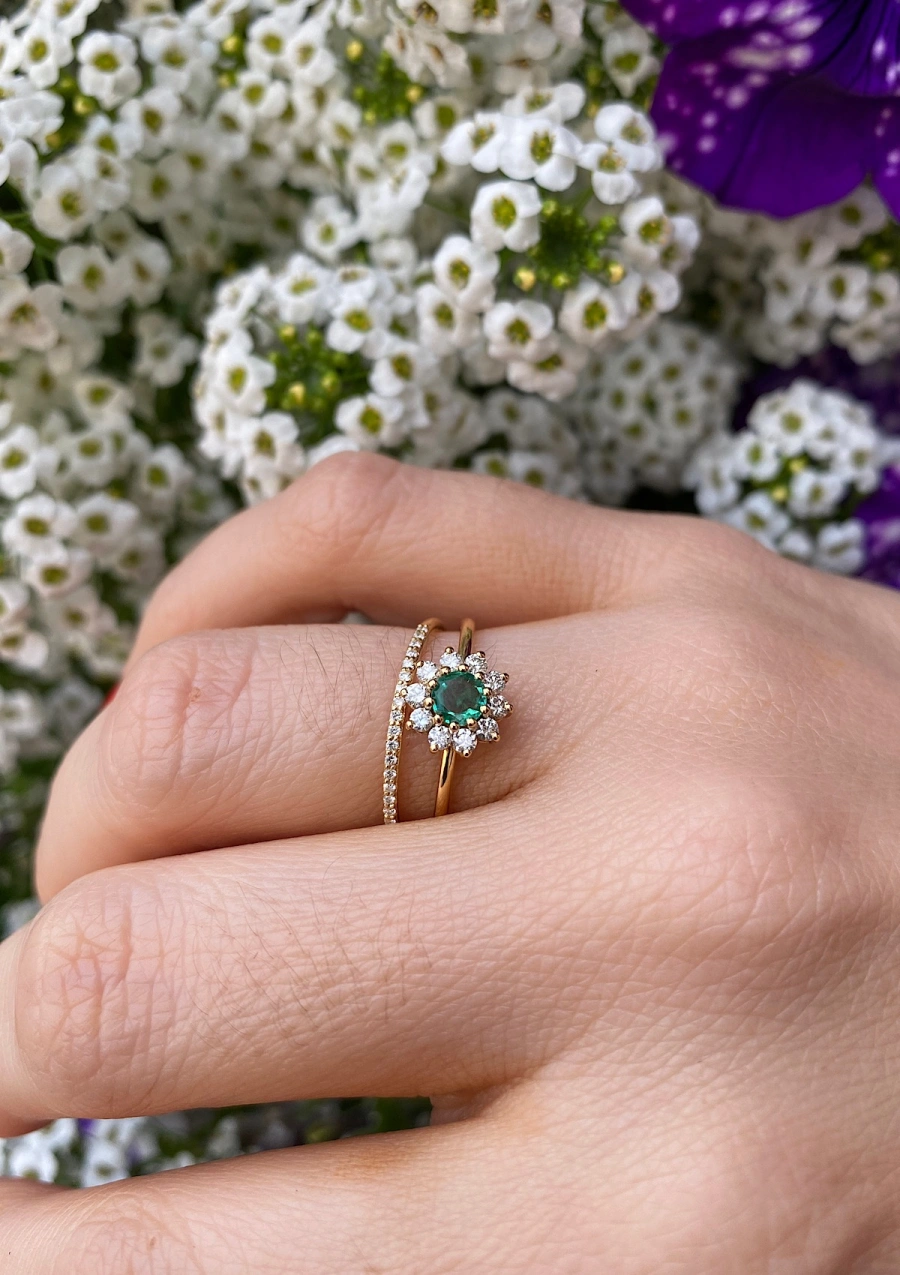 SISSI 18K yellow gold diamond and emerald rosette ring.