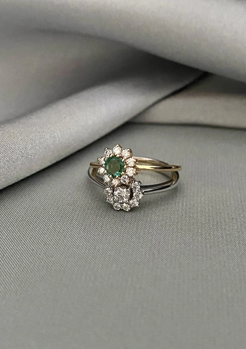 Bague SISSI en or jaune 18K rosace en diamants et émeraude.