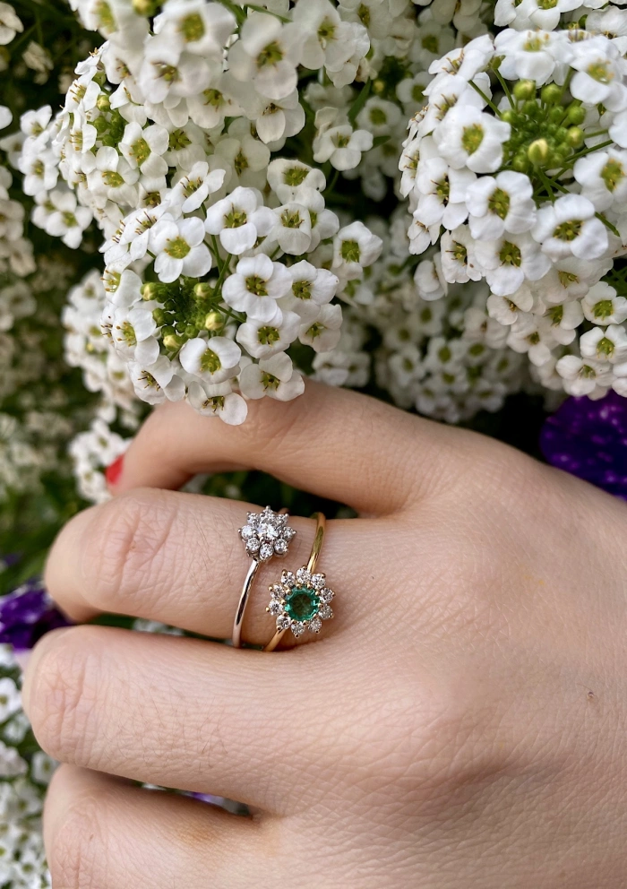 Anel SISSI em ouro amarelo 18K com diamantes e esmeralda.
