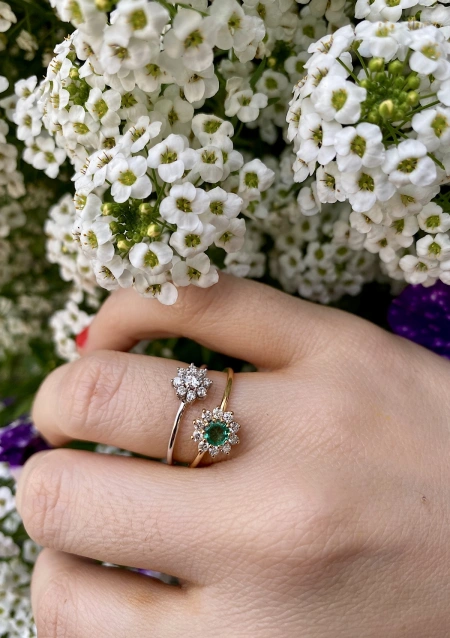 SISSI 18K yellow gold diamonds and emerald rosette ring.
