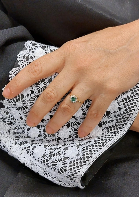 Bague SISSI en or jaune 18K rosace en diamants et émeraude.