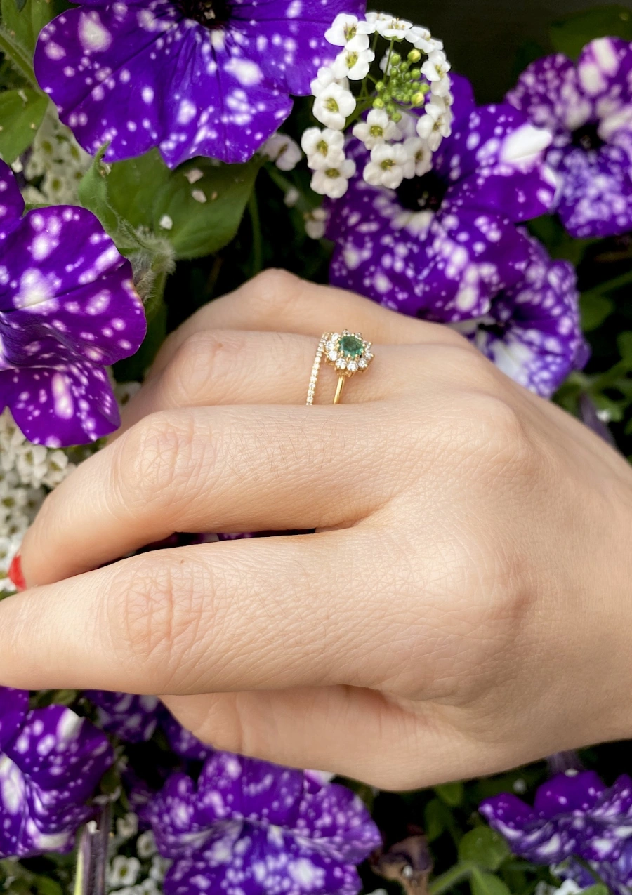 SISSI 18K yellow gold diamond and emerald rosette ring.