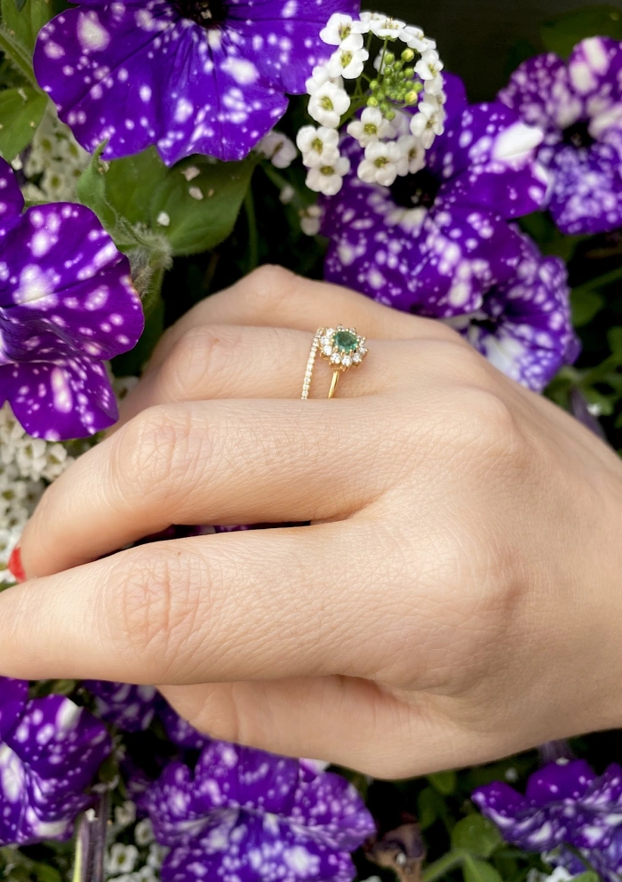 SISSI 18K yellow gold diamonds and emerald rosette ring.