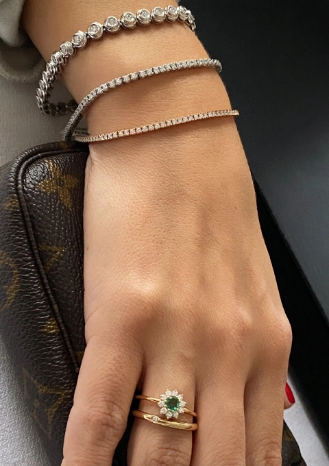 Bague SISSI en or jaune 18K rosace en diamants et émeraude.