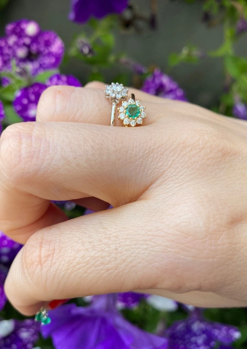 SISSI 18K yellow gold diamond and emerald rosette ring.