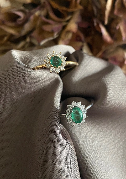 SISSI 18K yellow gold diamond and emerald rosette ring.