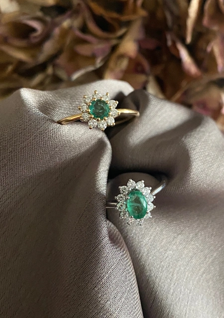 SISSI 18K yellow gold diamonds and emerald rosette ring.