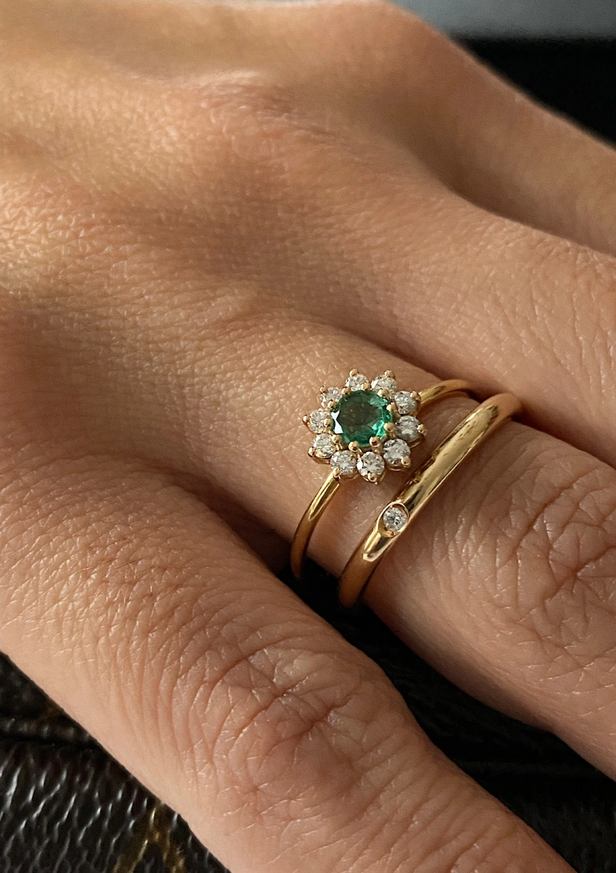 Bague SISSI en or jaune 18K rosace en diamants et émeraude.