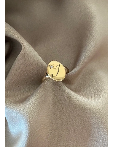 OVAL SIGNET ring in 18K yellow gold with one diamond.