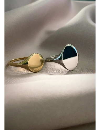 OVAL SIGNET ring in 18 carats white gold.