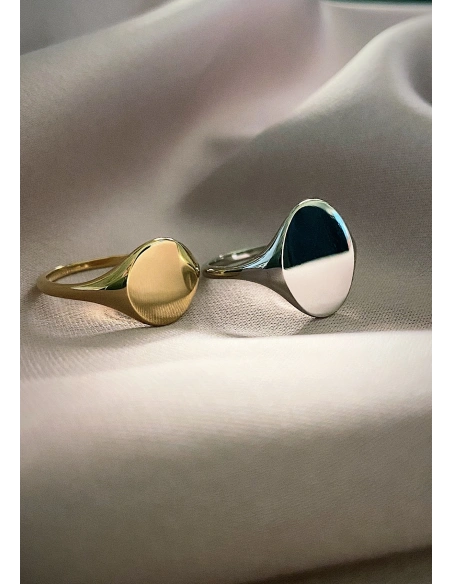 OVAL SIGNET ring in 18 carats white gold.