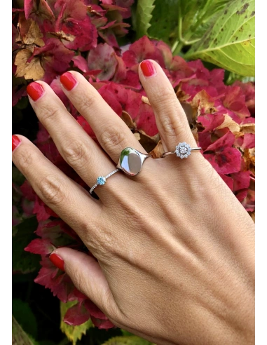 Bague OVAL SIGNET en or blanc 18 carats.