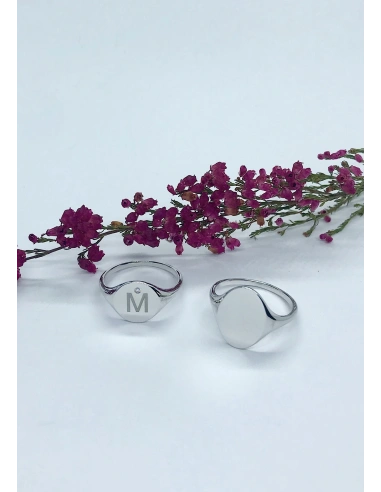 Bague OVAL SIGNET en or blanc 18 carats.
