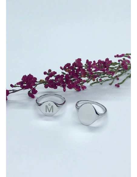 Bague OVAL SIGNET en or blanc 18 carats.