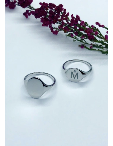 Bague OVAL SIGNET en or blanc 18 carats.