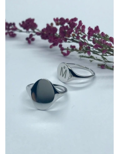 Bague OVAL SIGNET en or blanc 18 carats.