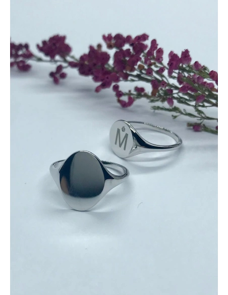 Bague OVAL SIGNET en or blanc 18 carats.