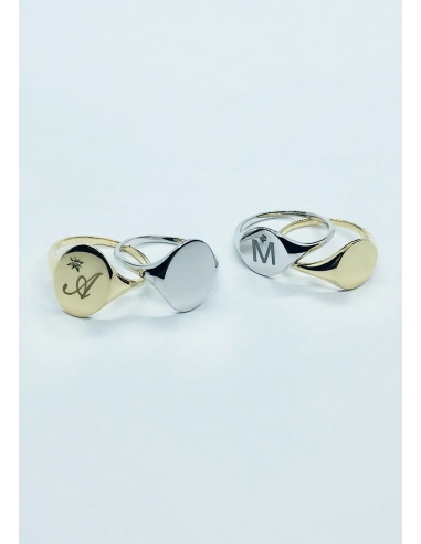 Bague OVAL SIGNET en or blanc 18 carats.