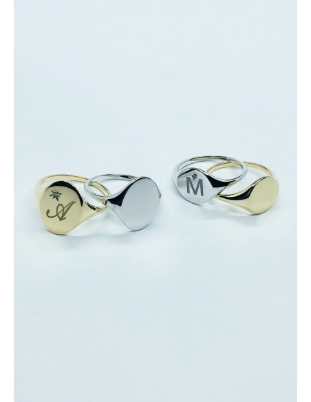 Bague OVAL SIGNET en or blanc 18 carats.