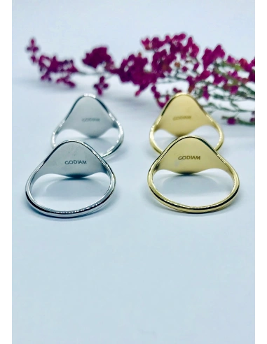 Bague OVAL SIGNET en or blanc 18 carats.