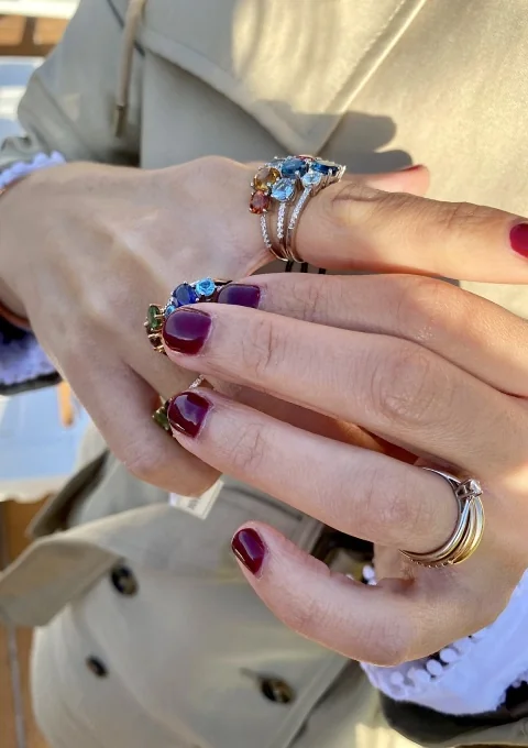 Anel TRIBECA ouro amarelo 18K diamantes iolita e turmalinas.