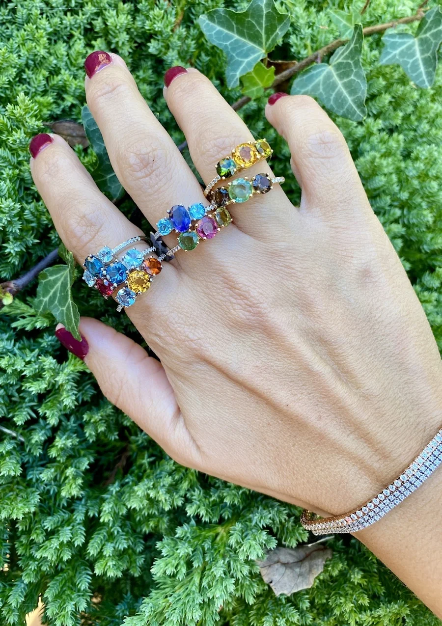 Anillo trilogía TRIBECA en oro amarillo de 18K con diamantes, iolita y turmalinas|Anillos con Otras Gemas Naturales|Godiam Alta Joyería