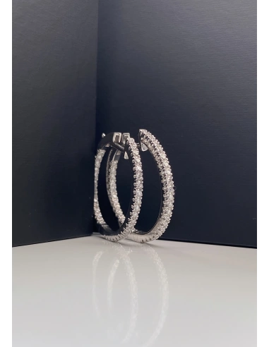 Brincos MIDI ROUND HOOPS em ouro 18 quilates e diamantes.