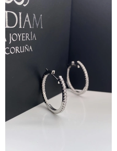 Brincos MIDI ROUND HOOPS em ouro 18 quilates e diamantes.