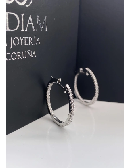 Brincos MIDI ROUND HOOPS em ouro 18 quilates e diamantes.