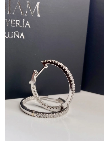 Brincos MIDI ROUND HOOPS em ouro 18 quilates e diamantes.