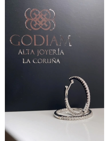 Brincos MIDI ROUND HOOPS em ouro 18 quilates e diamantes.