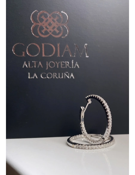 Brincos MIDI ROUND HOOPS em ouro 18 quilates e diamantes.